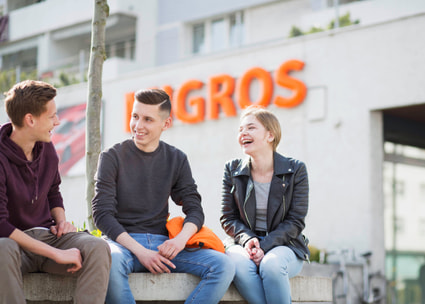 Jeunes devant le logo Jeunes devant le logo